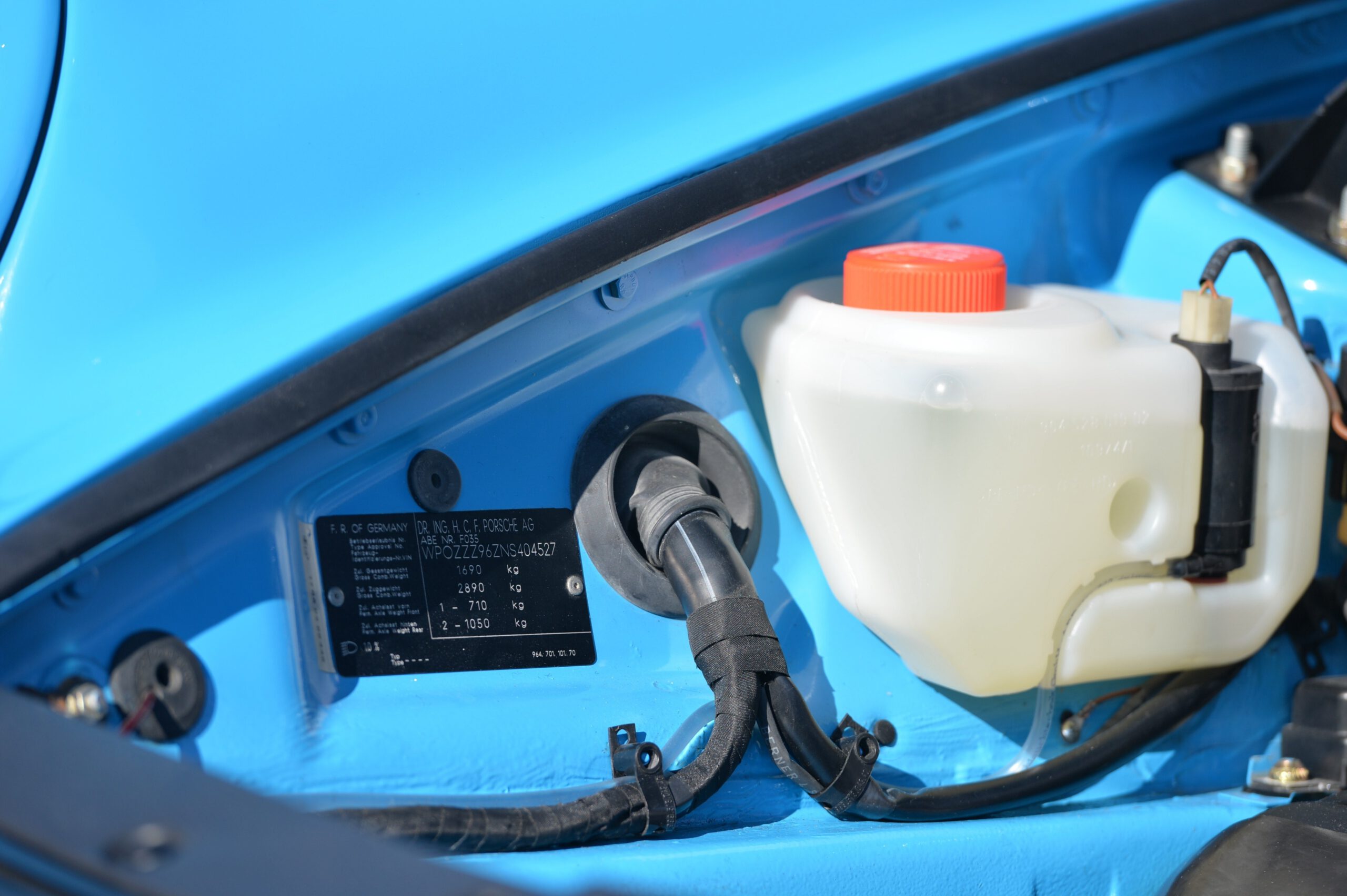 © netzwerkeins GmbH, Carsten Krome 1992er Porsche 911 (964) Carrera 2 Coupé, Farbmusterwagen in „Rivierablau L39 E“_5277 a