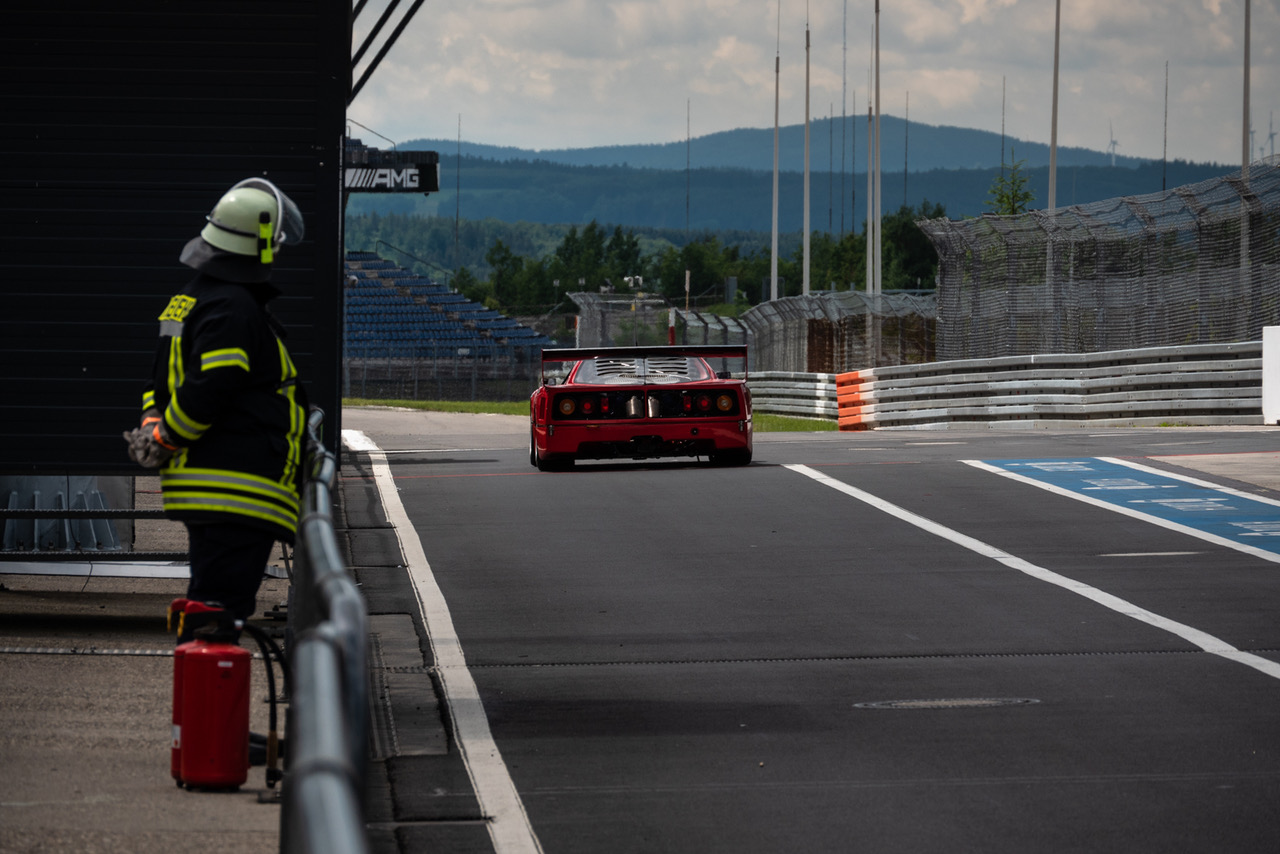 Italienische Momente am BILSTER BERG: Der Publikumstag der TOURENWAGEN LEGENDEN am Palmsonntag, 29. März 2026, begrüßt einen besonderen Gast.