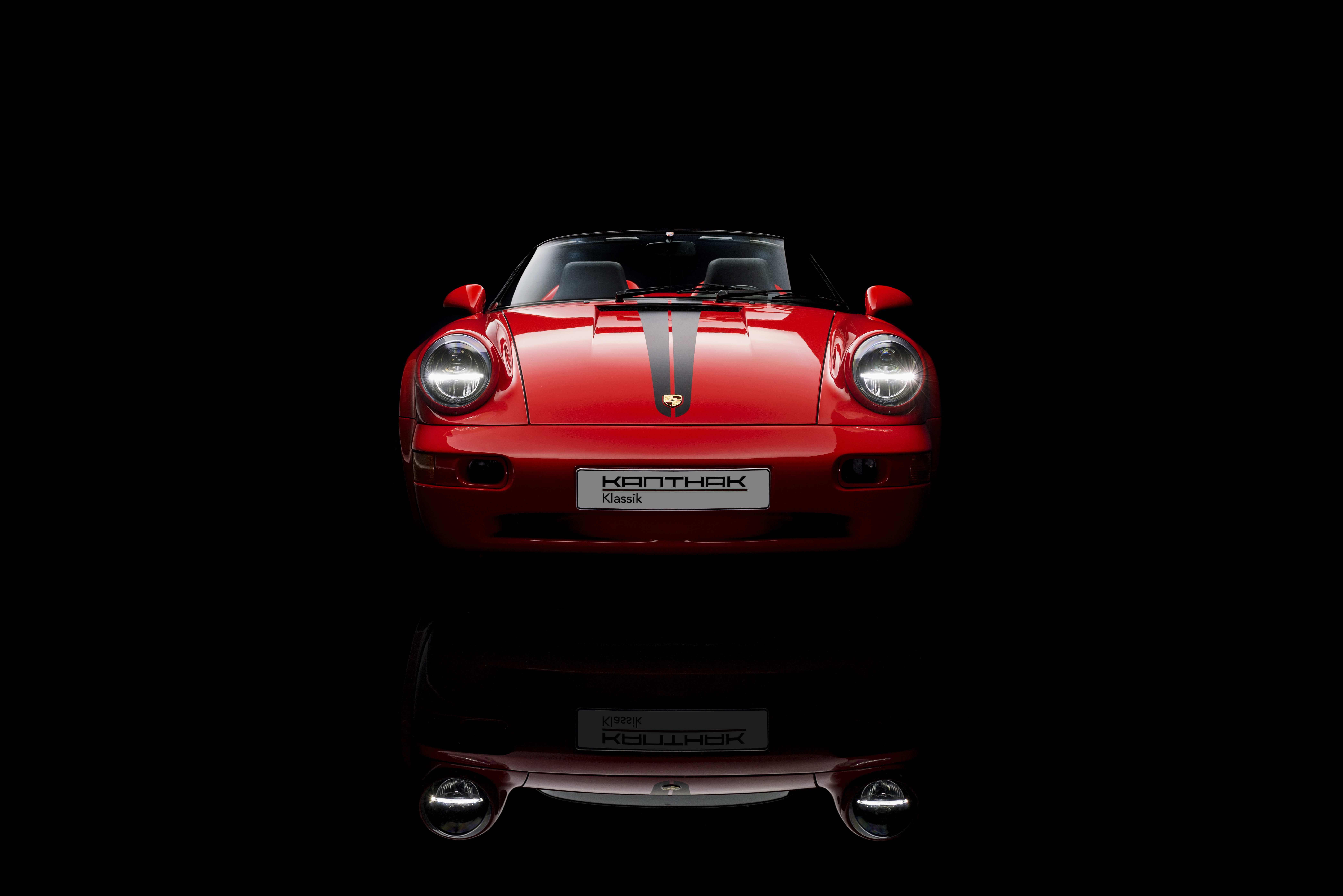 Kanthaks klare Kante Ein 1993 werksausgelieferter 964 C2 Speedster im Retro-Look sorgt nicht nur ob seines rot-schwarzen „4.0“-Farbschemas für Aufsehen.