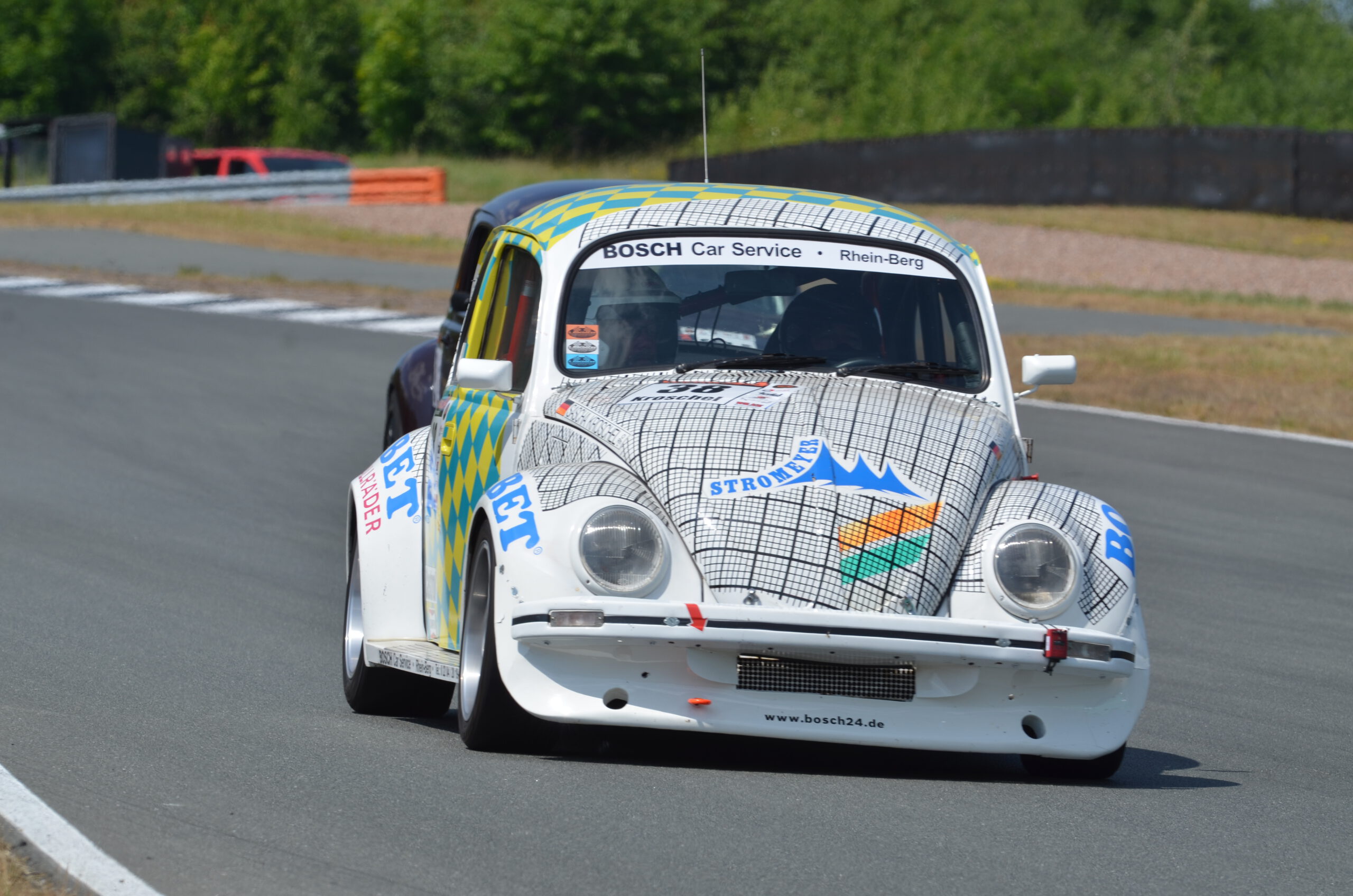 © Carsten Krome Netzwerkeins Das „6. Aircooled Race Weekend“, erstmals am BILSTER BERG ausgetragen, passte hervorragend zu den Jubiläums-Feierlichkeiten der nunmehr zehn Jahre jungen Test- und Präsentations- Rennstrecke.