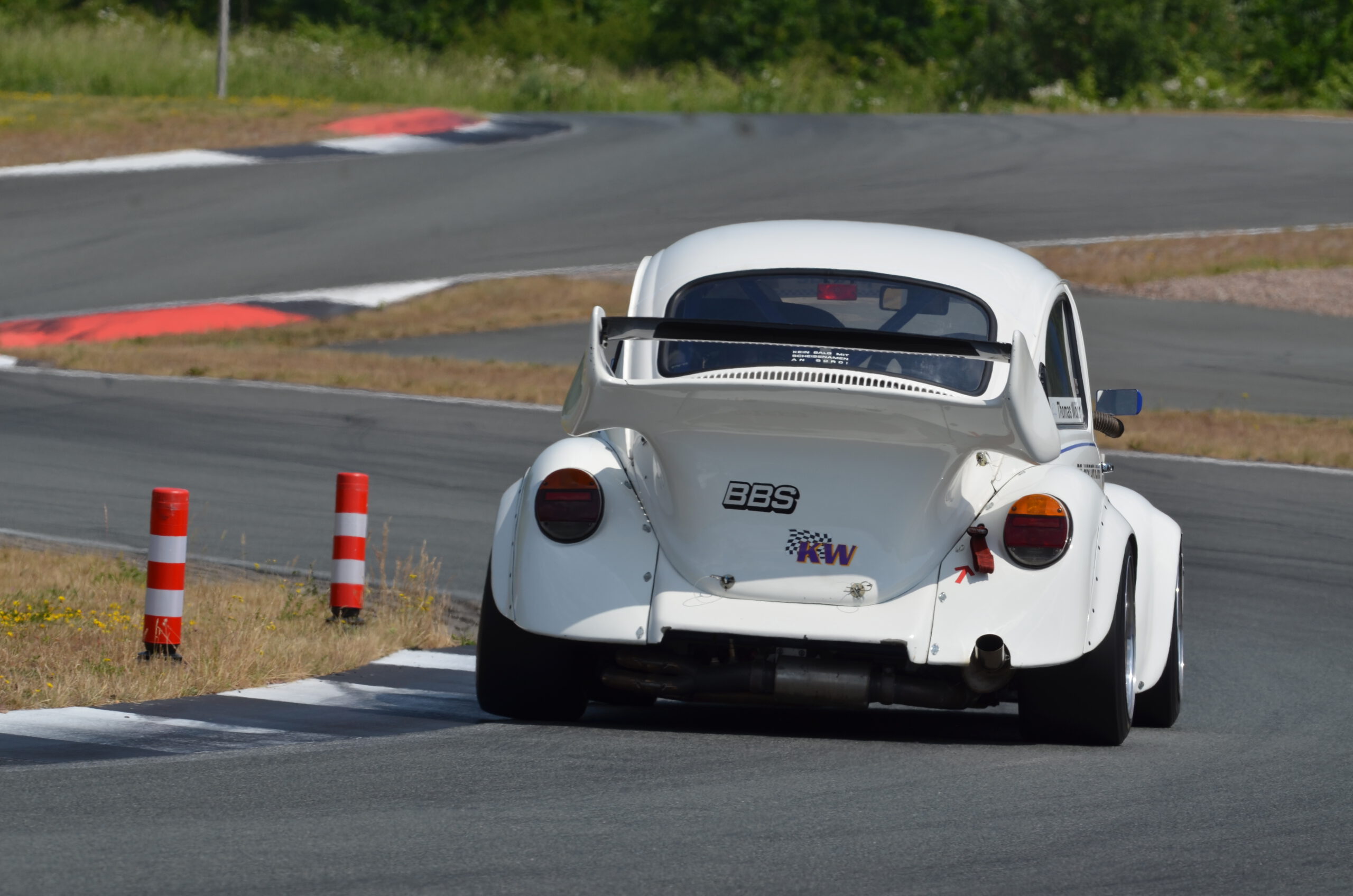 © Carsten Krome Netzwerkeins Das „6. Aircooled Race Weekend“, erstmals am BILSTER BERG ausgetragen, passte hervorragend zu den Jubiläums-Feierlichkeiten der nunmehr zehn Jahre jungen Test- und Präsentations- Rennstrecke.