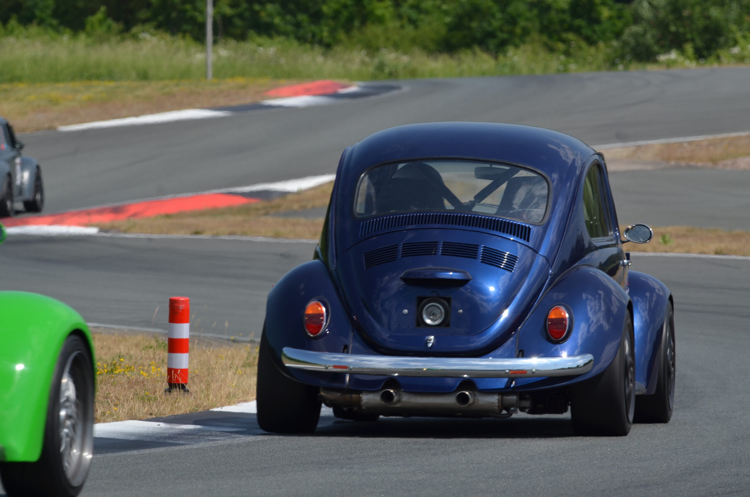 © Carsten Krome Netzwerkeins Das „6. Aircooled Race Weekend“, erstmals am BILSTER BERG ausgetragen, passte hervorragend zu den Jubiläums-Feierlichkeiten der nunmehr zehn Jahre jungen Test- und Präsentations- Rennstrecke.