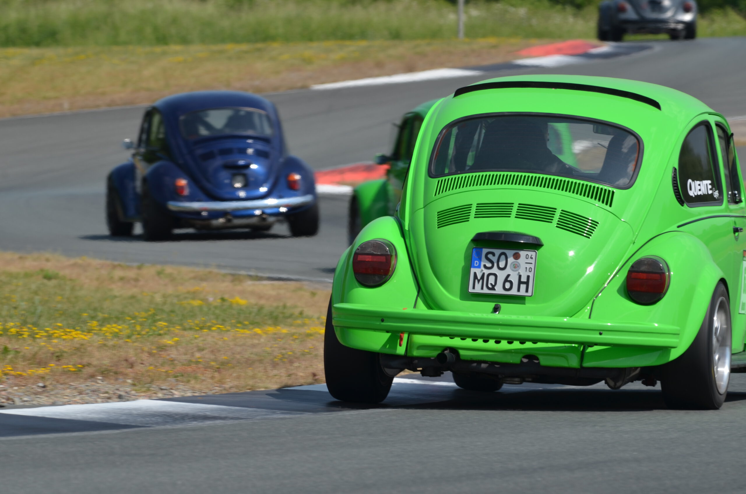 © Carsten Krome Netzwerkeins Das „6. Aircooled Race Weekend“, erstmals am BILSTER BERG ausgetragen, passte hervorragend zu den Jubiläums-Feierlichkeiten der nunmehr zehn Jahre jungen Test- und Präsentations- Rennstrecke.