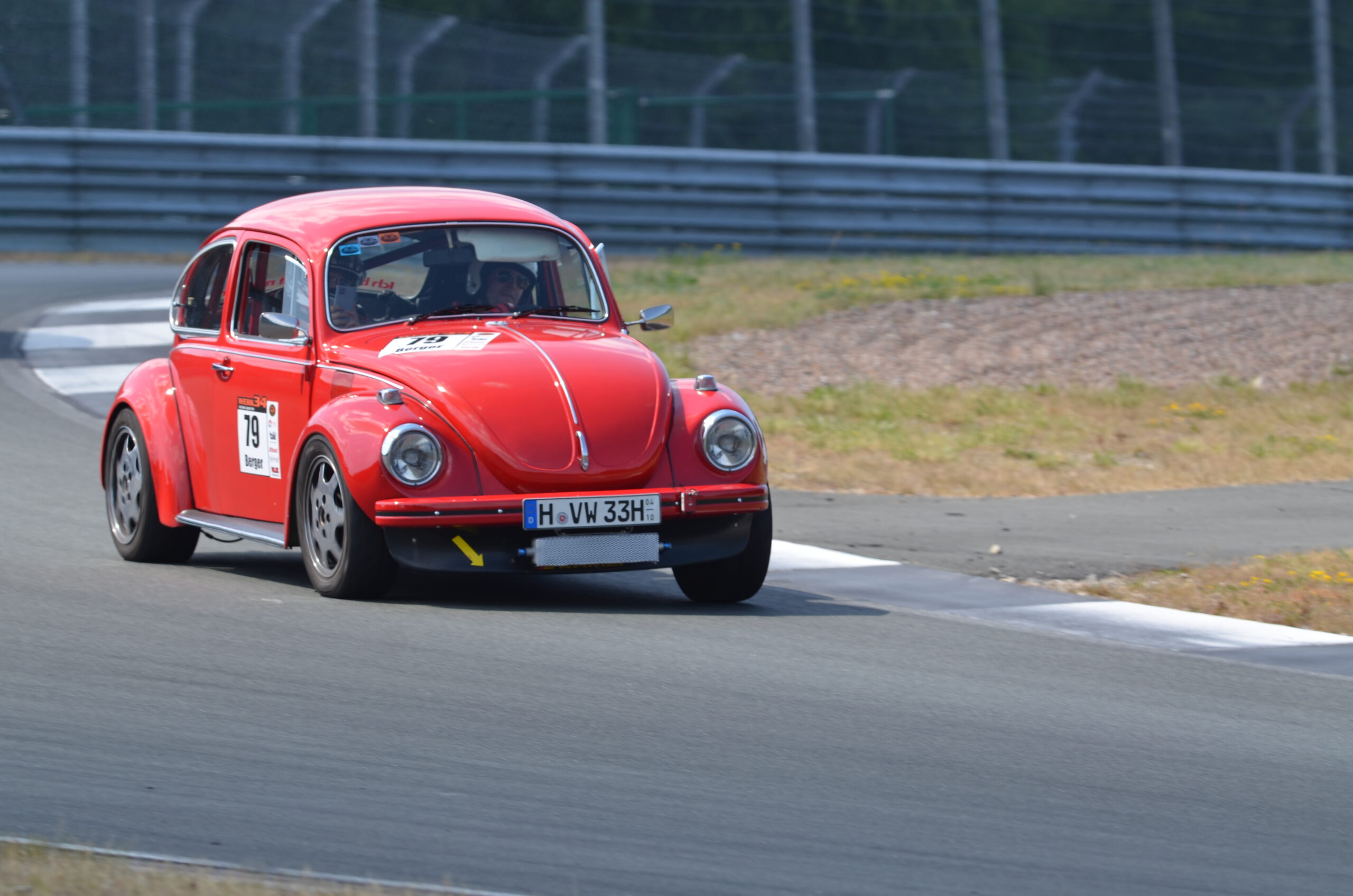 © Carsten Krome Netzwerkeins Das „6. Aircooled Race Weekend“, erstmals am BILSTER BERG ausgetragen, passte hervorragend zu den Jubiläums-Feierlichkeiten der nunmehr zehn Jahre jungen Test- und Präsentations- Rennstrecke.