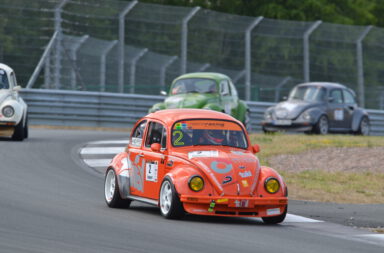 Das „6. Aircooled Race Weekend“, erstmals am BILSTER BERG ausgetragen, passte hervorragend zu den Jubiläums-Feierlichkeiten der nunmehr zehn Jahre jungen Test- und Präsentations- Rennstrecke.