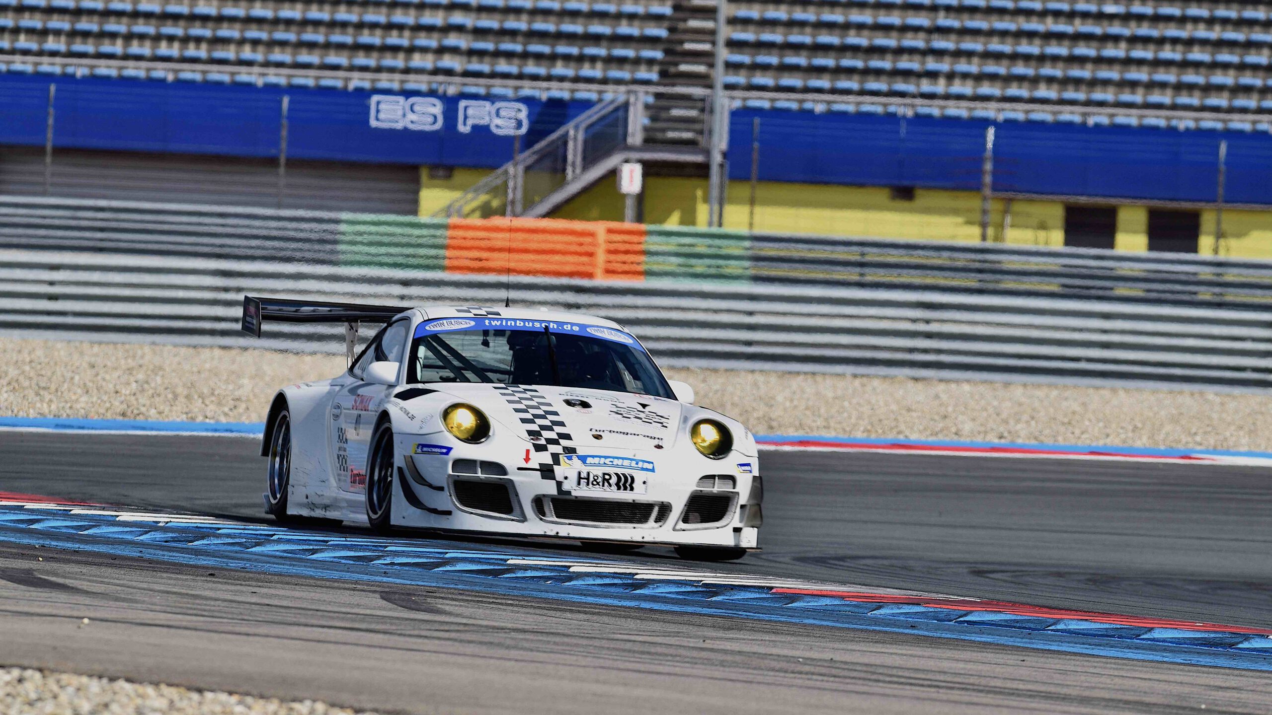 © Carsten Krome Netzwerkeins TOURENWAGEN LEGENDEN Experience Day, 29.03.2026 – neun Stunden volles Programm: Die "Turbobrüder" Matthias und Stefan Nonn bringen den "Spirit of Le Mans" an den BILSTER BERG.