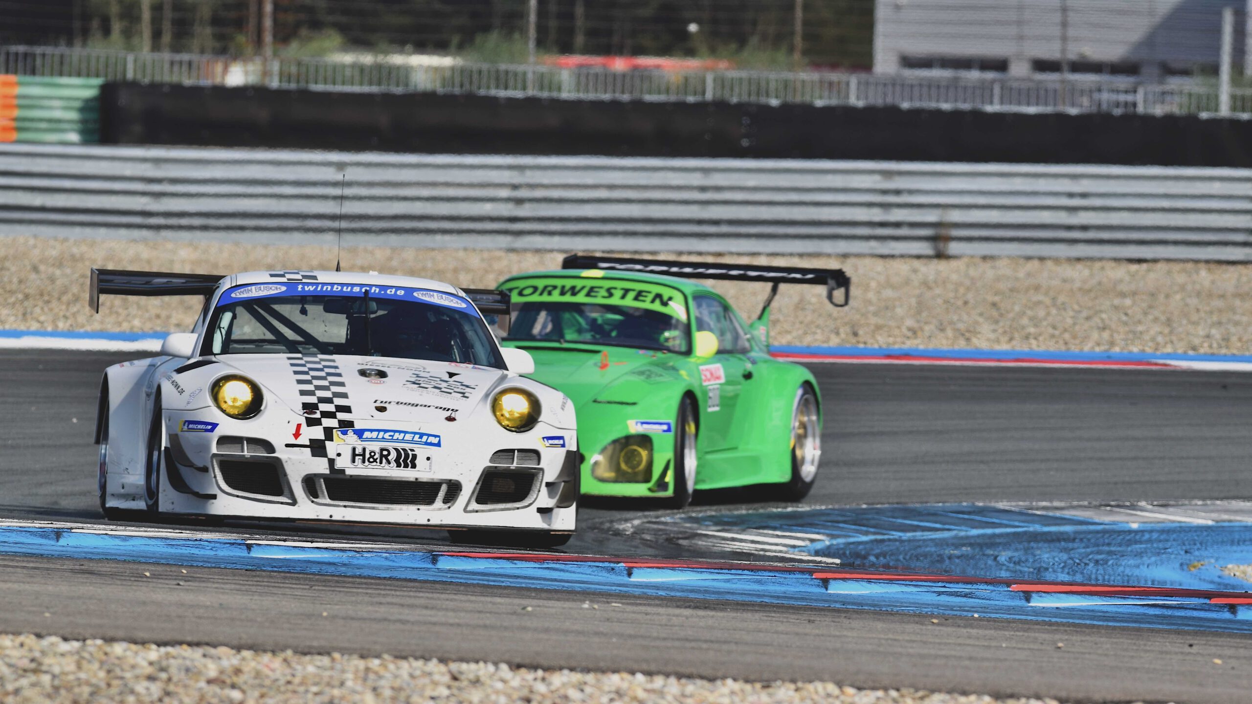 © Carsten Krome Netzwerkeins TOURENWAGEN LEGENDEN Experience Day, 29.03.2026 – neun Stunden volles Programm: Die "Turbobrüder" Matthias und Stefan Nonn bringen den "Spirit of Le Mans" an den BILSTER BERG.